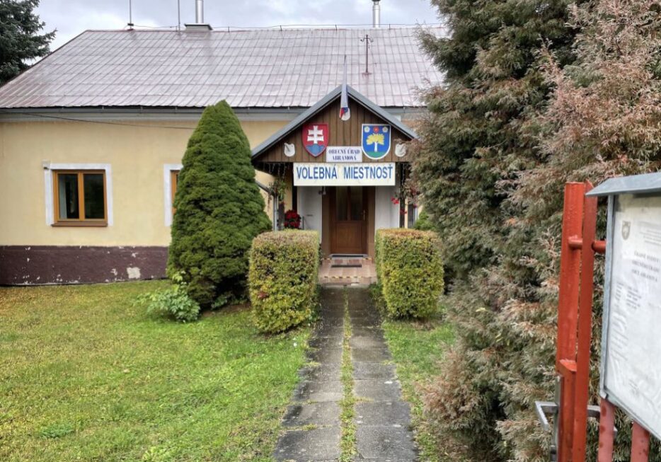 Na Slovensku sa v sobotu konajú spojené voľby do orgánov samosprávy obcí a do orgánov samosprávnych krajov. Na snímke volebná miestnosť na obecnom úrade v obci Abramová v okrese Turčianske Teplice v sobotu 24. októbra 2026. Foto: TASR - Alexandra Moštková