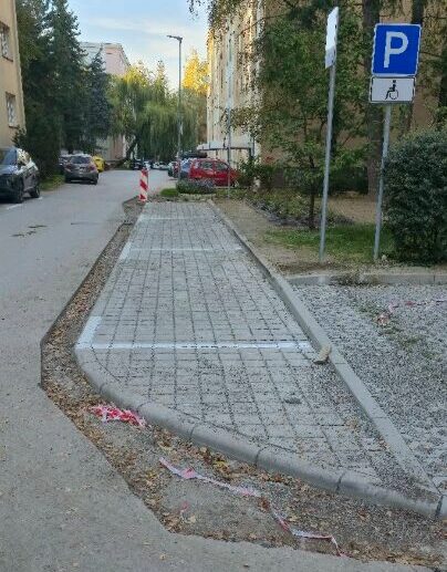 Čajakova ulica v Žiline. Nedokončené parkvoacie miesta. Foto: Andrej Málik