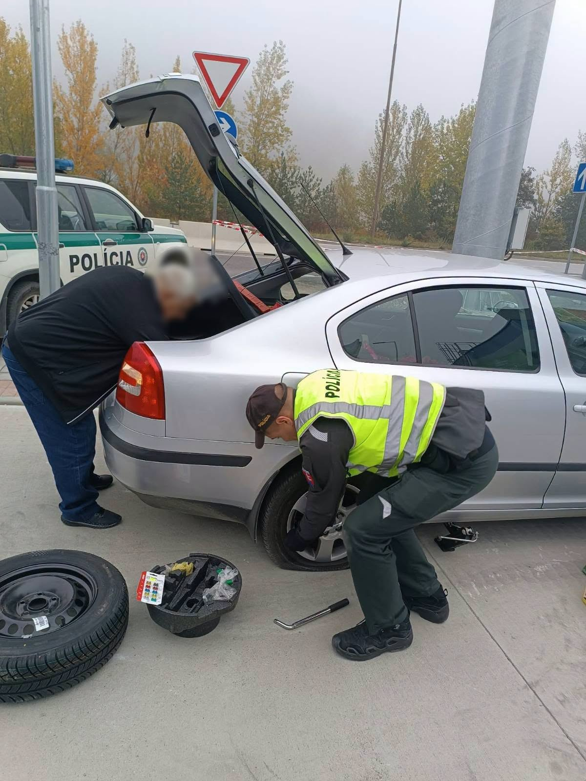Pomoc pri výmene kolesa poskytli pilciajti v Žiline vodičovi v núdzi. Foto: Polícia SR - Žilinský kraj